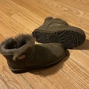 UGG Ladies Mini Bailey Button, Chesnut, 10